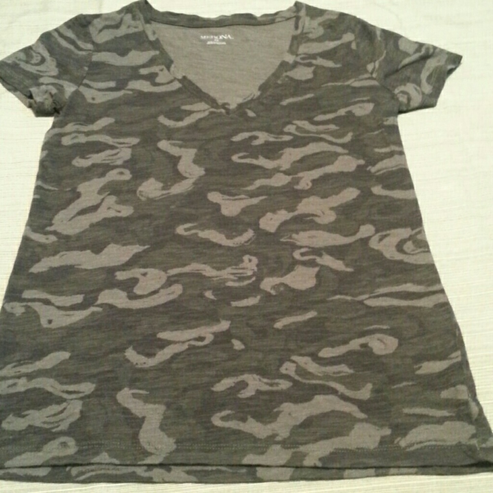 CAMU BEAUTIFUL TOP EXCELLENT LIKE NEW NO STAINS